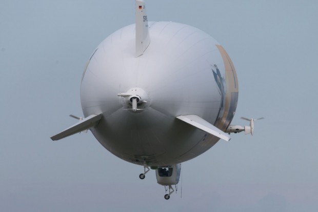 Seine Struktur tr&auml;gt Leitwerke, Gondel und die schwenkbar gelagerten Motoren, gibt dem Zeppelin aber nicht seine Form. (Foto: Werner Pluta/Golem.de)