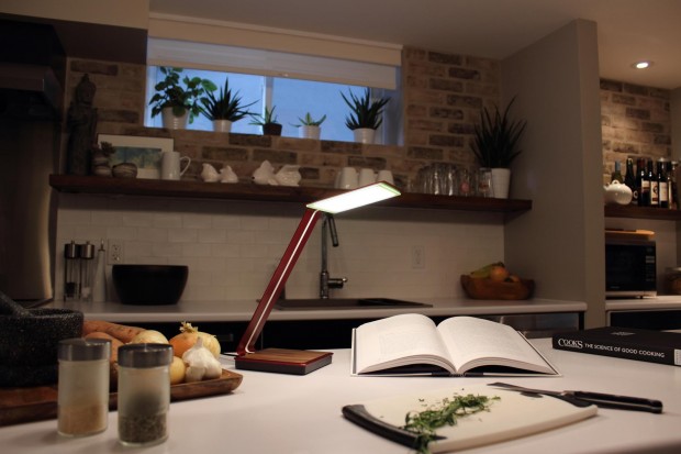 Induktion: OLED Schreibtischlampe lädt Smartphone auf