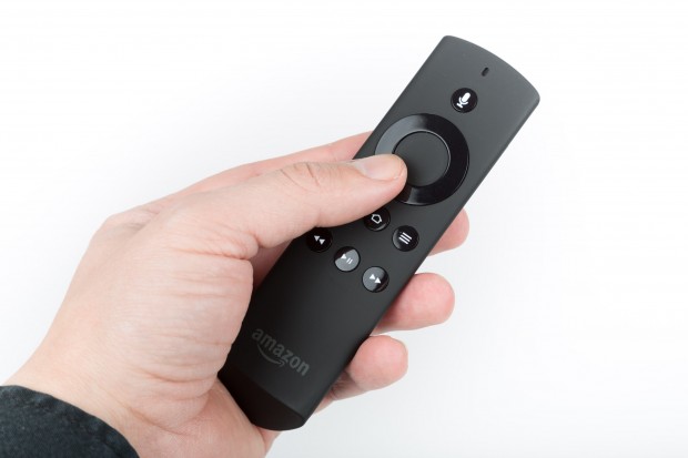 Die Bluetooth-Fernbedienung für den Fire TV hat einen Knopf für die Sprachsuche. (Bild: Martin Wolf/Golem.de)