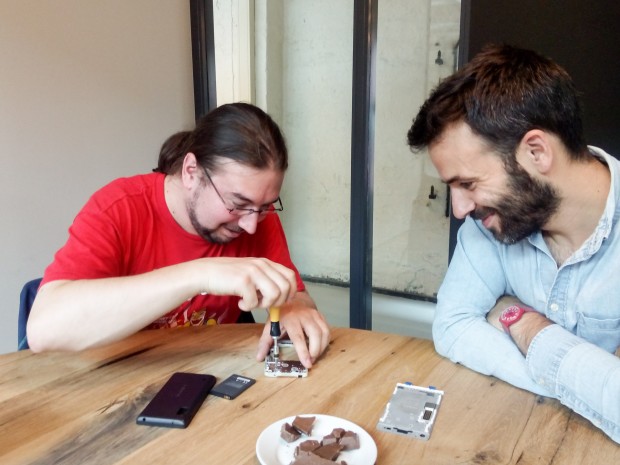 Um die drei Module im Inneren des Fairphone 2 auszubauen, benötigt man einen Torx-Schraubendreher. (Bild: Daria Koreniushkina/Fairphone)