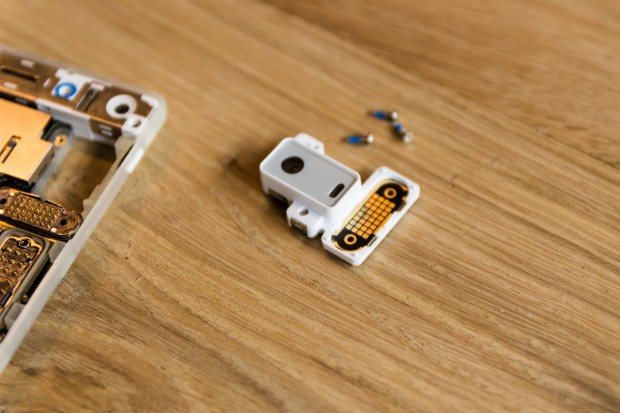 Das ausgebaute Hauptkamera-Modul; gut erkennbar links im Bild die Pogo-Pins, über die das Modul die Verbindung zum Smartphone herstellt. (Bild: Tobias Költzsch/Golem.de)