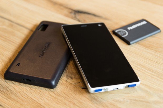 Das Fairphone 2 mit abgenommener Rückseite und entnommenem Akku (Bild: Tobias Költzsch/Golem.de)