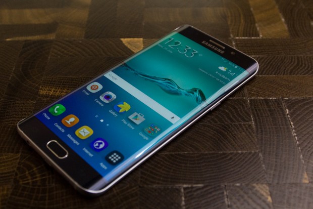 Das Galaxy S6 Edge+ sieht aus wie ein vergrößertes normales Galaxy S6. (Bild: Tobias Költzsch/Golem.de)