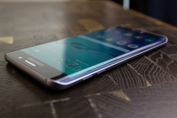 Wie das Galaxy S6 Edge hat auch das Edge+ links und rechts ein gebogenes Display. (Bild: Tobias Költzsch/Golem.de)