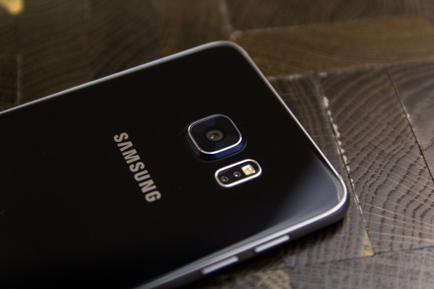 Die Kamera auf der Rückseite hat wie beim normalen Galaxy S6 und Galaxy S6 Edge 16 Megapixel und einen Infrarot-Autofokus. (Bild: Tobias Költzsch/Golem.de)