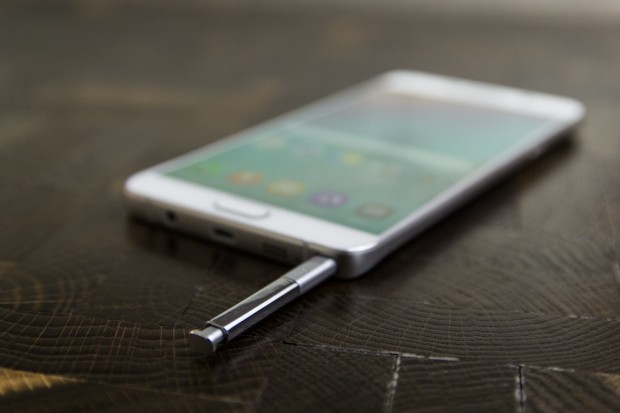Wie seine Vorgänger kommt das Galaxy Note 5 mit einem Eingabestift. (Bild: Tobias Költzsch/Golem.de)