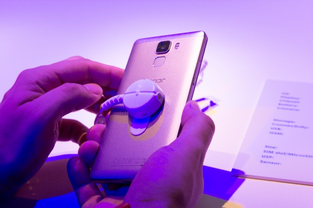 Die Kamera auf der Rückseite hat 20 Megapixel. (Bild: Martin Wolf/Golem.de)