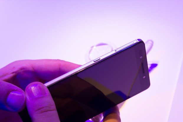 Am linken Rand ist ein frei belegbarer Zusatzknopf angebracht. (Bild: Martin Wolf/Golem.de)