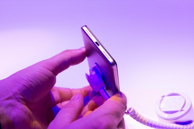 Das Honor 7 unterstützt Schnellladen und kann auch andere Geräte aufladen. (Bild: Martin Wolf/Golem.de)