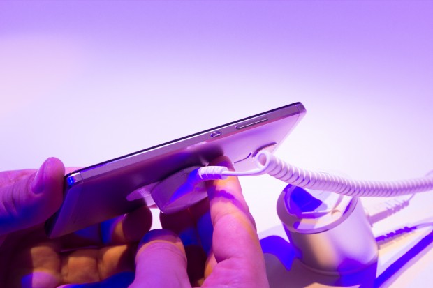 Der Einschalter und die Lautstärkewippe sehen aus wie beim Huawei P8. (Bild: Martin Wolf/Golem.de)