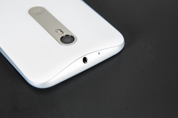 Am oberen Rand gibt es wieder die für neuere Motorola-Geräte charakteristische Delle im Gehäuse. (Bild: Martin Wolf/Golem.de)