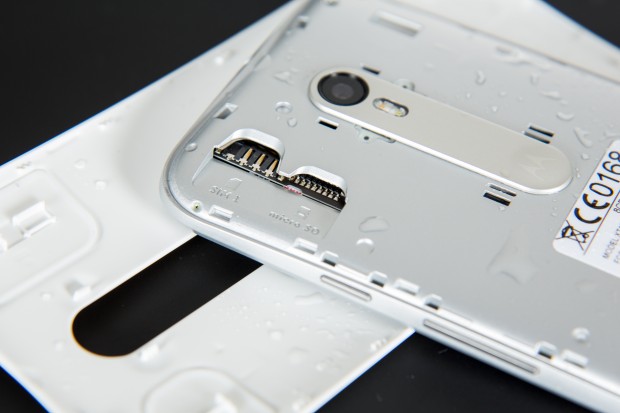 Der Rückdeckel des Moto G ist abnehmbar, darunter befinden sich die Steckplätze für die Micro-SD- und die SIM-Karte. (Bild: Martin Wolf/Golem.de)