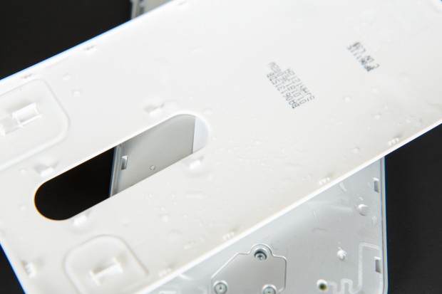 Das neue Moto G ist nach IPX7 vor Wasser geschützt - im Rückdeckel gut erkennbar die durch Gummilippen geschützten Bereiche. (Bild: Martin Wolf/Golem.de)