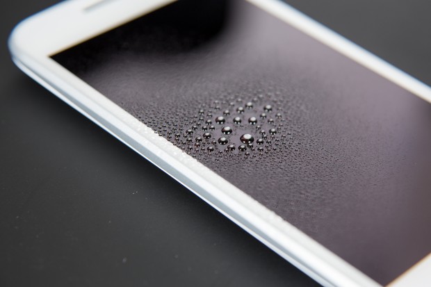 Wasser macht dem neuen Moto G nichts aus. (Bild: Martin Wolf/Golem.de)