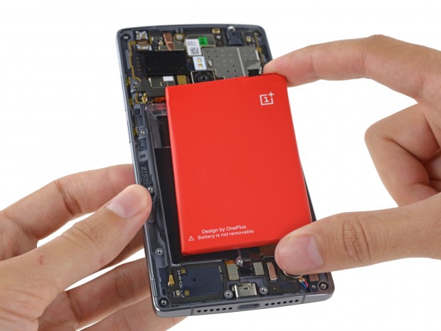 Der Akku ist dann im Grunde sehr einfach zu entnehmen. (Bild: iFixit)