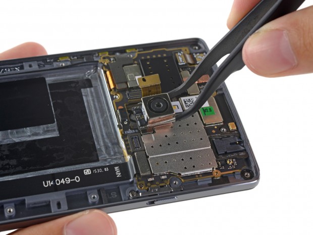 Die Kamera kann wie viele Bauteile einfach entnommen werden. (Bild: iFixit)