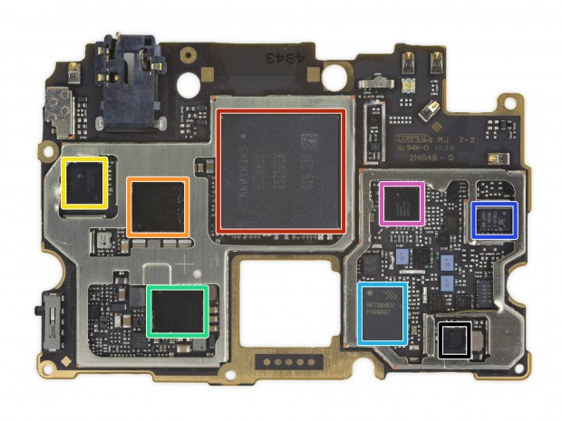 Ein Blick auf die Hauptplatine des Oneplus Two (Bild: iFixit)