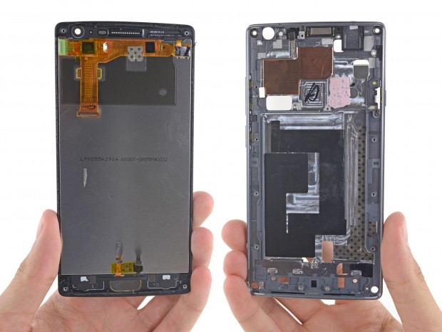 Die abgelöste Display-Einheit des Oneplus Two links, der Hauptrahmen rechts (Bild: iFixit)