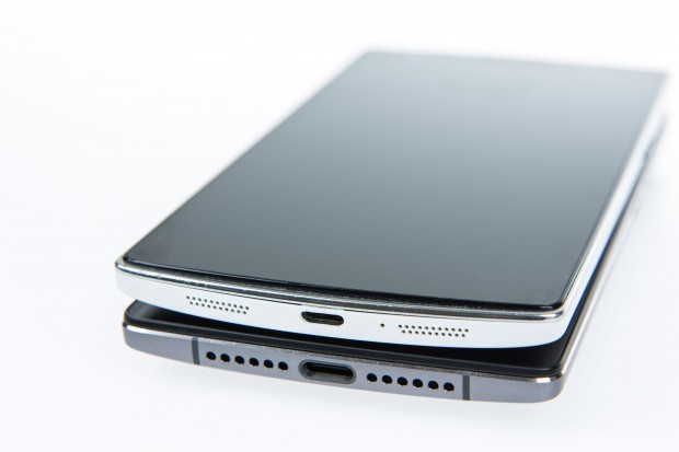 Das Oneplus Two hat trotz zweier Lautsprecheröffnungen nur einen Speaker. (Bild: Martin Wolf/Golem.de)