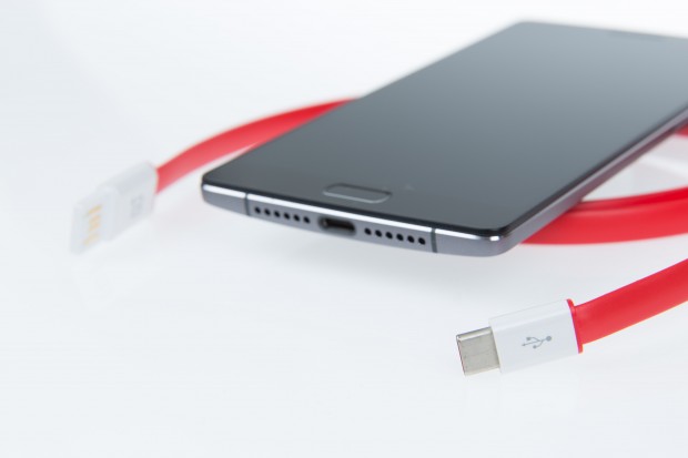Das Oneplus Two mit dem mitgelieferten Ladekabel (Bild: Martin Wolf/Golem.de)
