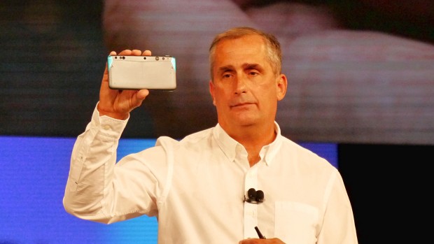 Intel-CEO Brian Krzanich zeigt das Realsense-Smartphone. (Bild: Marc Sauter/Golem.de)