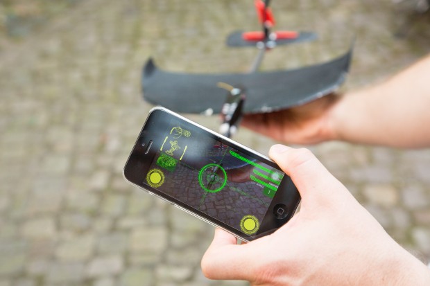 Gerät der Flieger ins Visier des Smartphones, lassen sich virtuelle Waffen abfeuern. (Bild: Martin Wolf/Golem.de)
