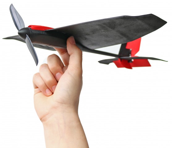 Der Flieger wiegt nur wenige Gramm. (Bild: Martin Wolf/Golem.de)