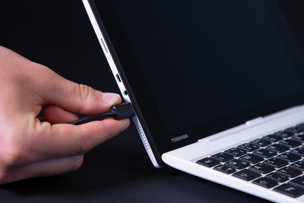 Geladen wird das Tablet über den Micro-USB-Anschluss. (Bild: Martin Wolf/Golem.de)