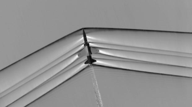 Ein Flugzeug durchbricht die Schallmauer und erzeugt Druckwellen. (Foto: Nasa)