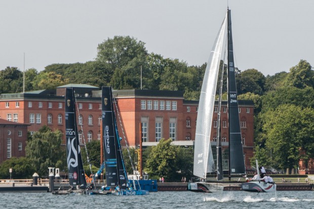 ... sondern mit beiden Rümpfen aus dem Wasser wie das Schweizer Team Alinghi im Vordergrund. (Foto: Werner Pluta/Golem.de)