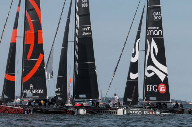 Wichtig bei einer Wettfahrt ist der Start - Alinghi, Armin Strom und Oman (v. l. n. r.) kabbeln sich vor dem Startboot (mit der roten Flagge). (Foto: Werner Pluta/Golem.de)
