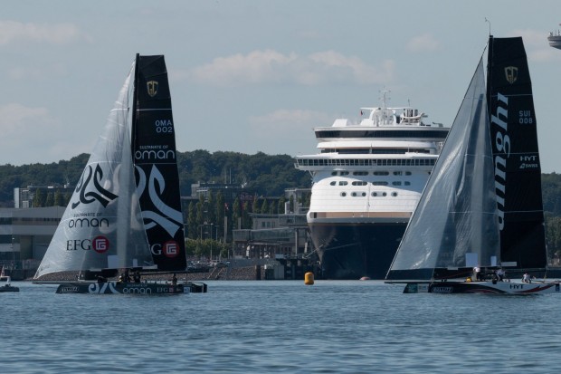 Am Morgen sah es nicht nach Regatta aus: Das erste Rennen wurde bei wenig Wind gestartet - hier liegt Oman vor Alinghi. (Foto: Werner Pluta/Golem.de)