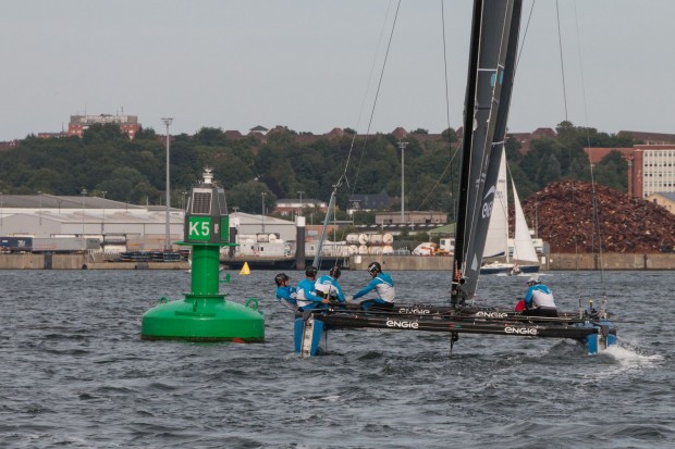 Die Fahrwassertonnen wurden, wie hier von Engie, oft atemberaubend knapp passiert. (Foto: Werner Pluta/Golem.de)