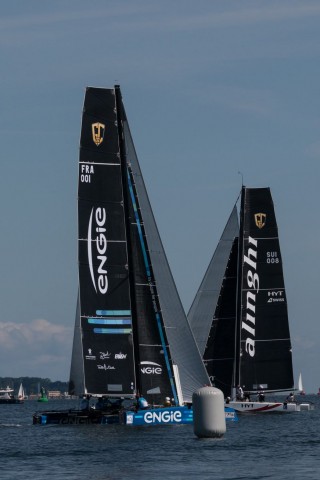 Spannend wurde es an den Wendetoren - markiert mit grauen Schwimmern: Engie und Alinghi. (Foto: Werner Pluta/Golem.de)