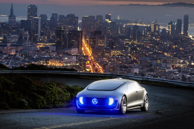 Im autonomen Modus leuchten die Scheinwerfer des F 015 bläulich. (Foto: Daimler)