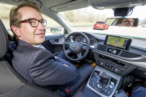 Verkehrsminister Alexander Dobrindt testete einen hochautomatisierten Audi A7 auf der A9. (Foto: Audi) 