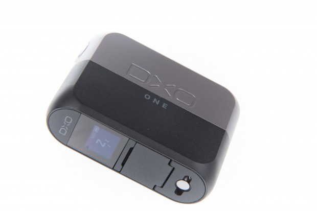 Der OLED-Bildschirm auf der R&uuml;ckseite zeigt Informationen an. (Bild: Martin Wolf/Golem.de)