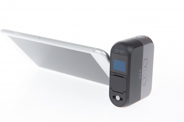 Die Verbindung beider Ger&auml;te sollte nicht zu sehr belastet werden - beim iPhone 6 ist sie stabiler. (Bild: Martin Wolf/Golem.de)