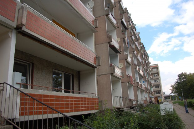 Die Gemeinschaftsunterkünfte befinden sich in einer Plattenbausiedlung. (Bild: Keywan Najafi Tonekaboni)