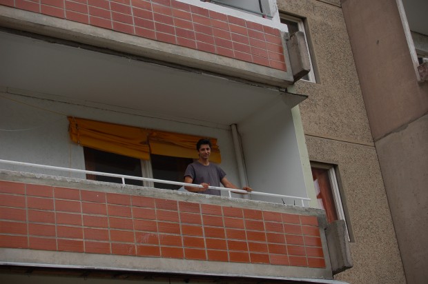 Vahid Mahdian auf dem Balkon seiner Wohnung. Auf der rechten Seite sind die Antennen des Routers zu sehen. (Bild: Keywan Najafi Tonekaboni)