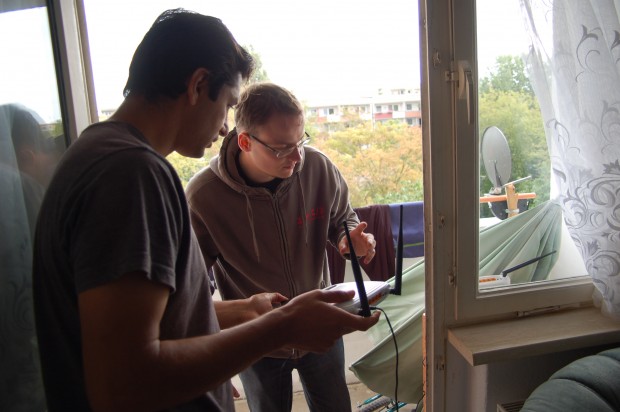 Einen passenden Standort für die Router zu finden, ist in dem gut abschirmenden Plattenbau nicht einfach. (Bild: Keywan Najafi Tonekaboni)