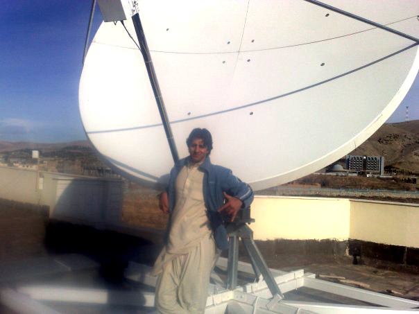 Vahid Mahdian auf dem Dach einer Kabuler Hochschule. Die von ihm installierte Satellitenschüssel versorgt die Universität mit schnellem Internet. (Bild: Vahid Mahdian)
