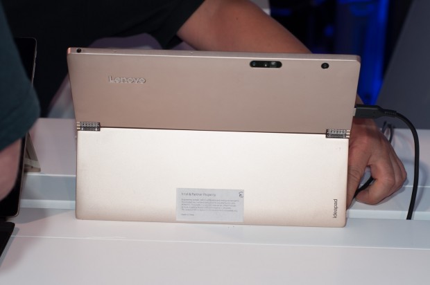 Der Rest der Konstruktion erinnert hingegen an ein Surface-Tablet von Microsoft. (Foto: Andreas Sebayang/Golem.de)