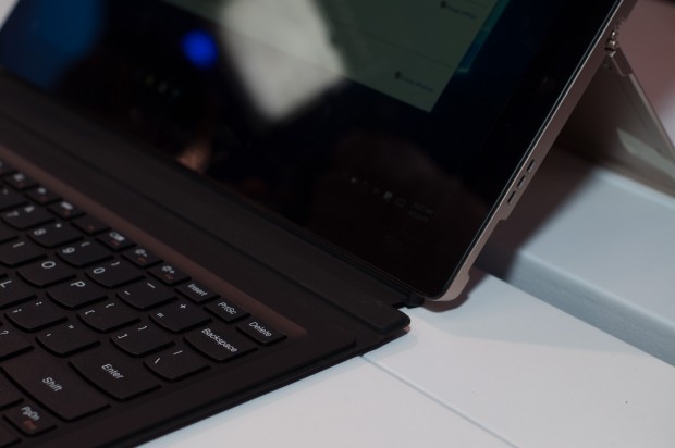 Selbst das Hochklappen der Tastatur kommt bekannt vor. (Foto: Andreas Sebayang/Golem.de)