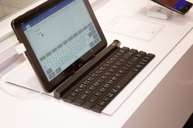 Ein Tablet kann im Querformat in den St&auml;nder des Rolly Keyboards gestellt werden. (Bild: Martin Wolf/Golem.de)