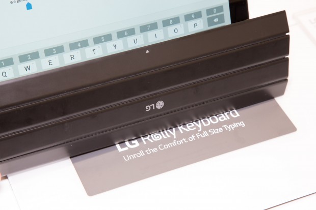 LGs Rolly Keyboard kann zu einem Stab zusammengefaltet werden. (Bild: Martin Wolf/Golem.de)