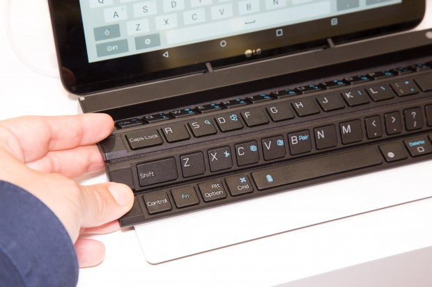 LGs Rolly Keyboard braucht einen stabilen Untergrund. (Bild: Martin Wolf/Golem.de)