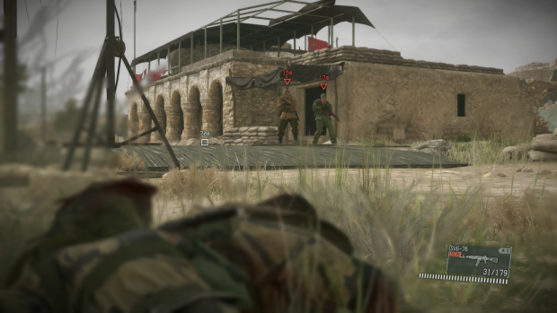 Typischer Anblick: In den Eins&auml;tzen verbringt Snake viel Zeit mit Warten im Gras. (Screenshot: Golem.de)