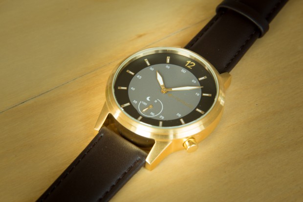 Die Moment Classic ist an das klassische Uhren-Design angelehnt. (Bild: Tobias K&ouml;ltzsch/Golem.de)