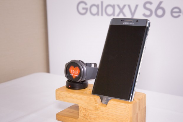 Samsungs neue runde Smartwatch Gear S2 zusammen mit dem Galaxy S6 Edge+ (Bild: Martin Wolf/Golem.de)